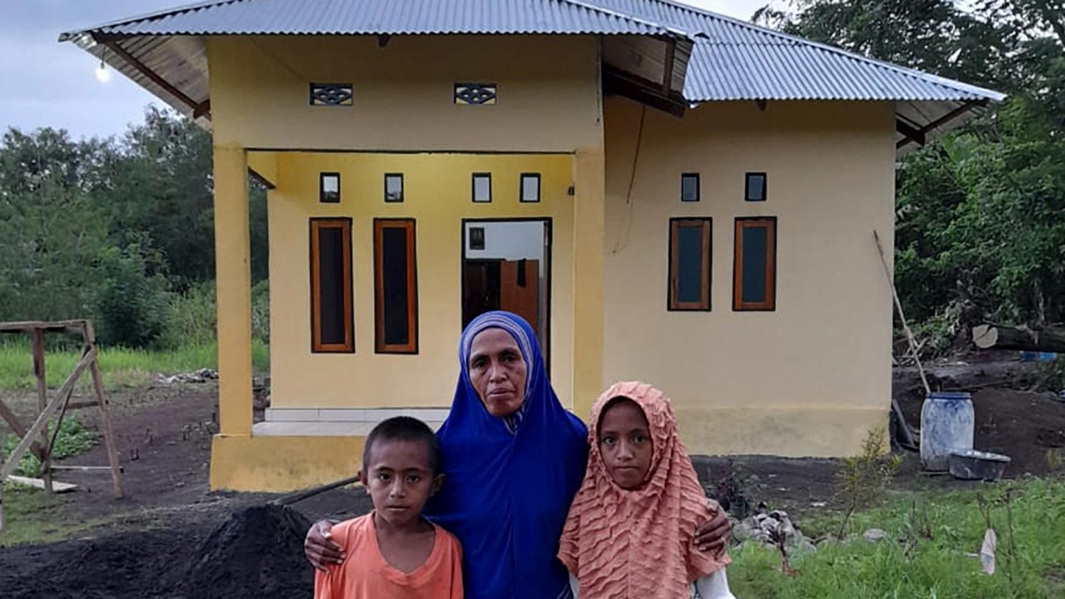 NHM Peduli - Haji Robert Dukung Bedah Rumah Penduduk di Lingkar Tambang