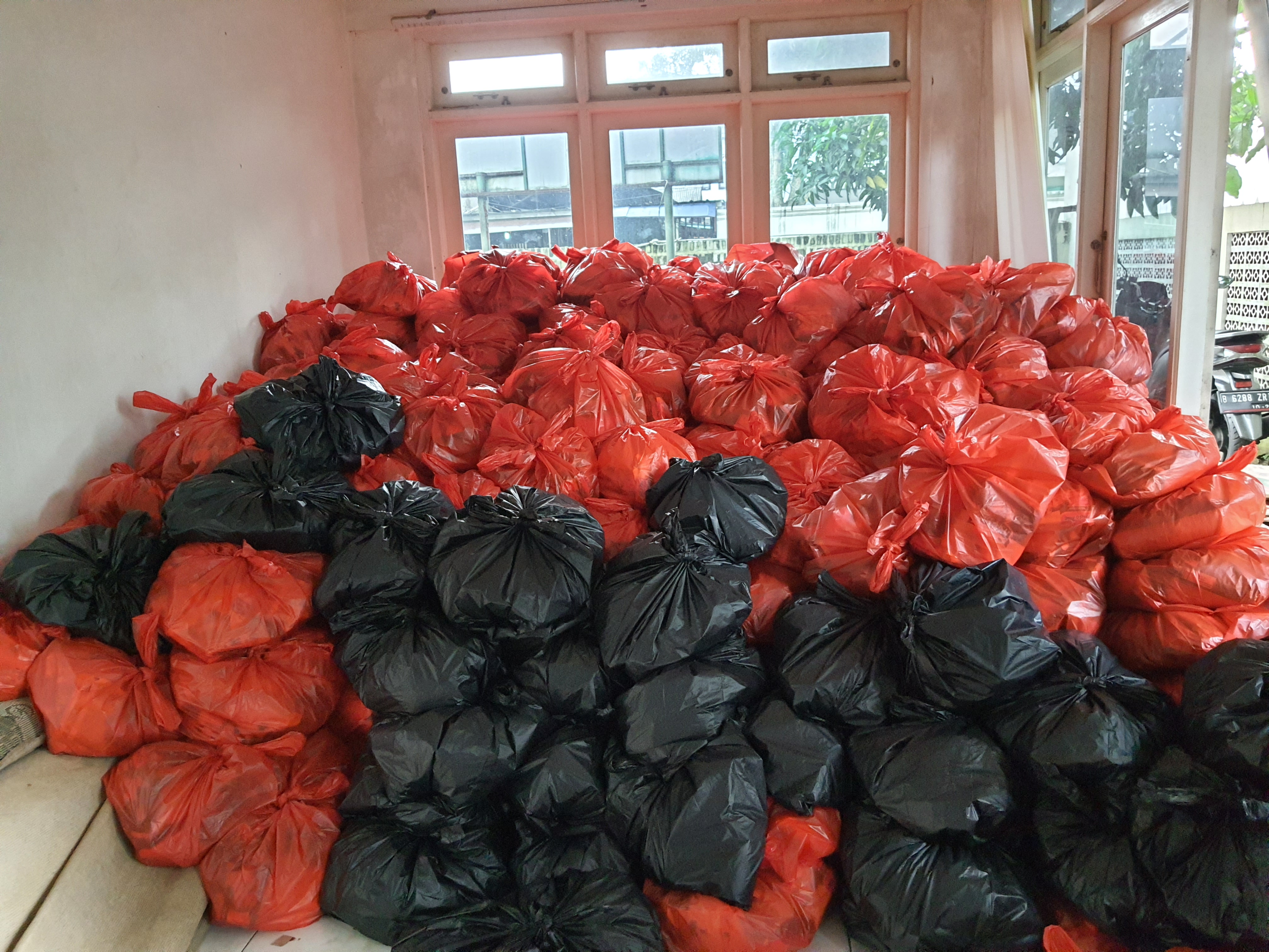 Bantuan 500 Paket Sembako Untuk Wilayah Bojongsari dan Sawangan