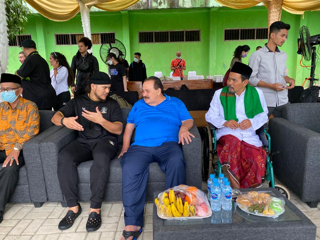 Pembukaan Lapangan Sepak Bola Untuk Pondok Pesantren Ulumul Qur'an Dari Bpk.H.Robert Nitiyudo Wachjo